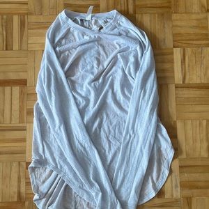 Under armour light weight long sleeve top size S